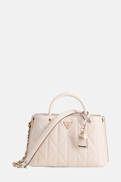 Witte Guess handtas met ruitvormig doorgestikt patroon en decoratieve bedel.