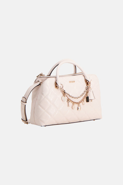 Sac à main blanc de Guess avec motif matelassé, breloques dorées et bandoulière amovible.