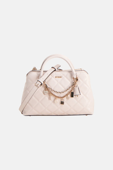 Sac à main blanc cassé de Guess, avec motif matelassé losanges et breloques dorées.