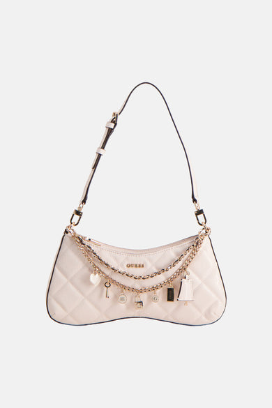 Witte Guess schoudertas met decoratieve gouden ketting en bedeltjes.