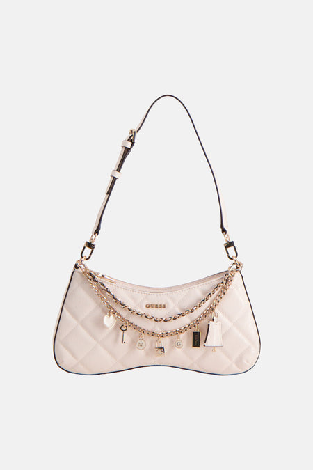 Sac à bandoulière blanc de Guess avec chaîne dorée décorative et breloques.
