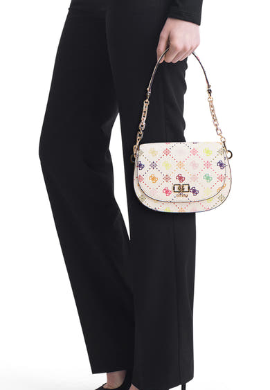 Multikleuren schoudertas van Guess, met een bedrukt logopatroon en een gouden ketting schouderriem.