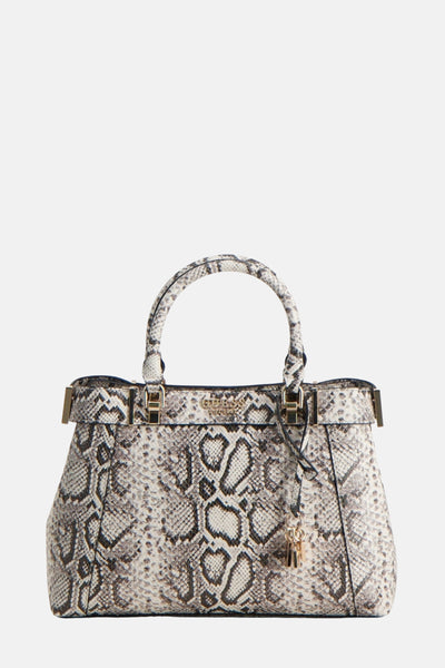 Sac à main beige imitation peau de serpent de Guess avec détails dorés.
