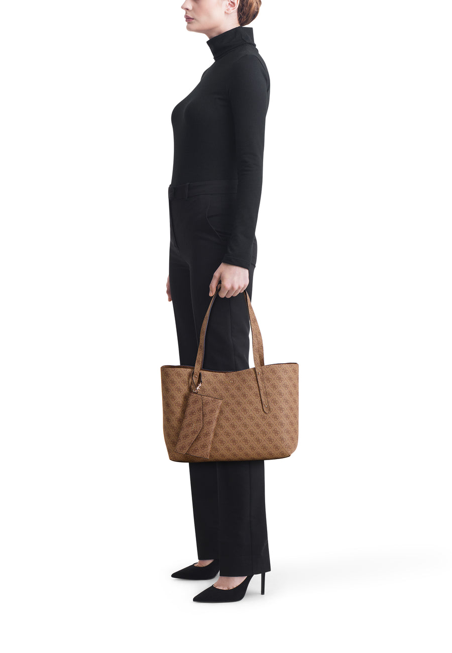 Sac à bandoulière marron de Guess, avec motif de logo et porté par un mannequin en tenue noire.
