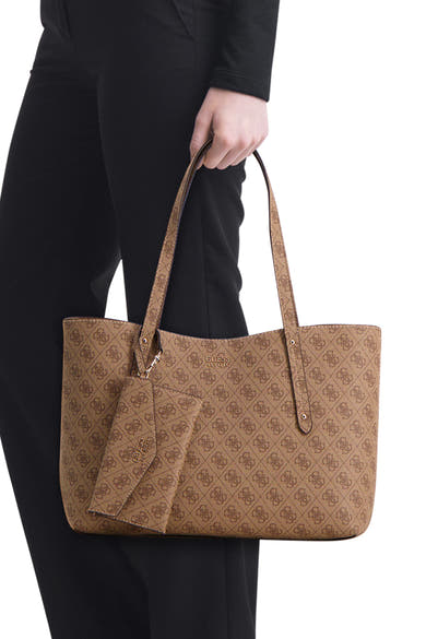 Bruine Guess schoudertas met monogramprint en bijpassend afneembaar etui.