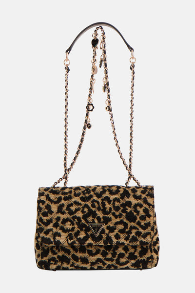 Sac à bandoulière marron de Guess avec imprimé léopard, orné d'une bandoulière chaîne dorée.
