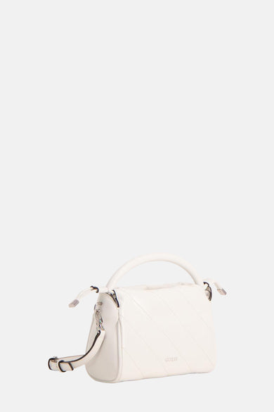 Witte Guess handtas met schouderriem, diagonaal doorgestikt patroon en afgeronde handgreep.