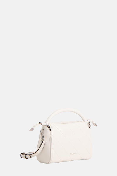 Witte Guess handtas met schouderriem, diagonaal doorgestikt patroon en afgeronde handgreep.