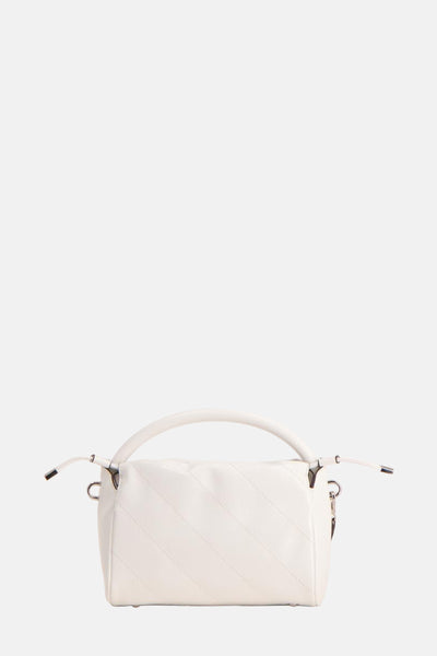 Witte Guess handtas, met ruitvormig gewatteerd patroon en een afgeronde handgreep.