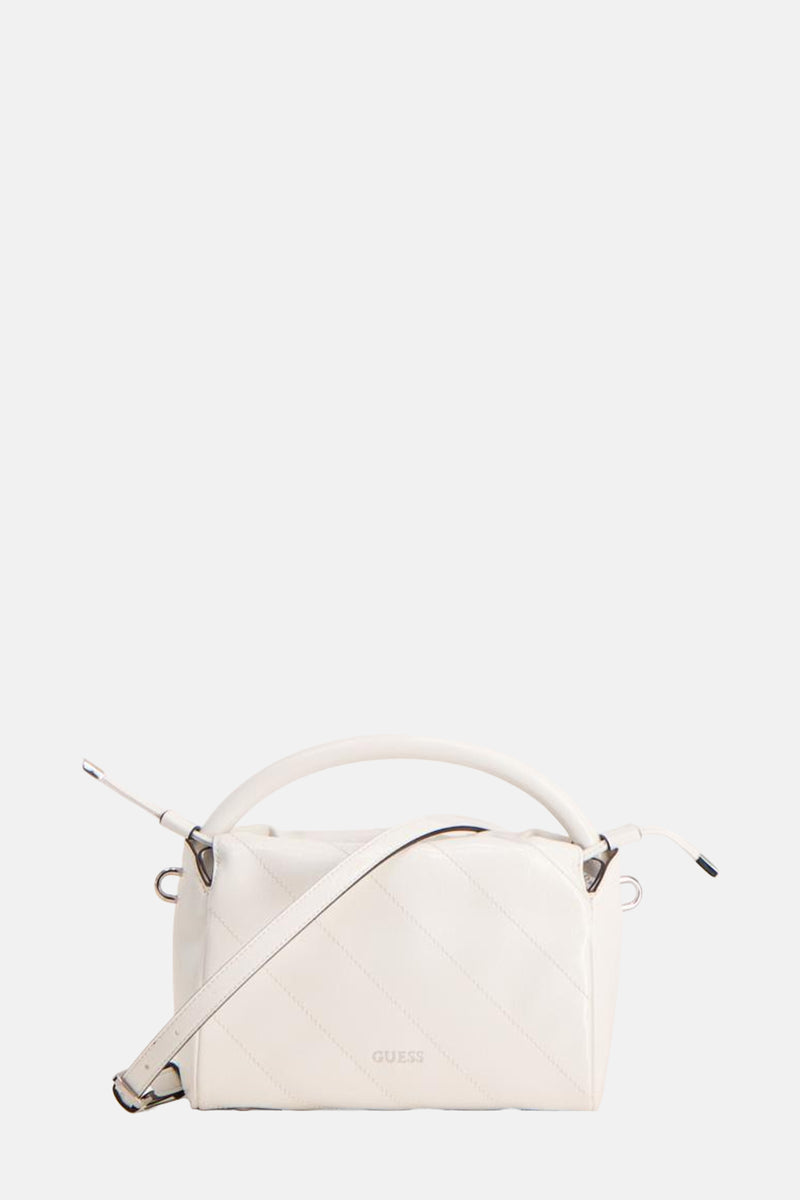 Witte Guess handtas, met een schouderriem en een gewatteerd patroon.