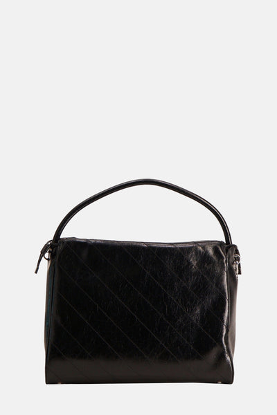 Zwarte schoudertas van imitatieleer van Guess, met gewatteerd patroon en afgeronde handgreep.