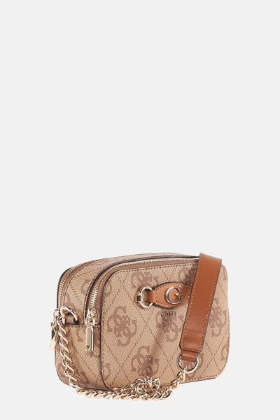 Sac à bandoulière marron de Guess, avec motif monogramme, bandoulière marron et détails de chaîne dorée.
