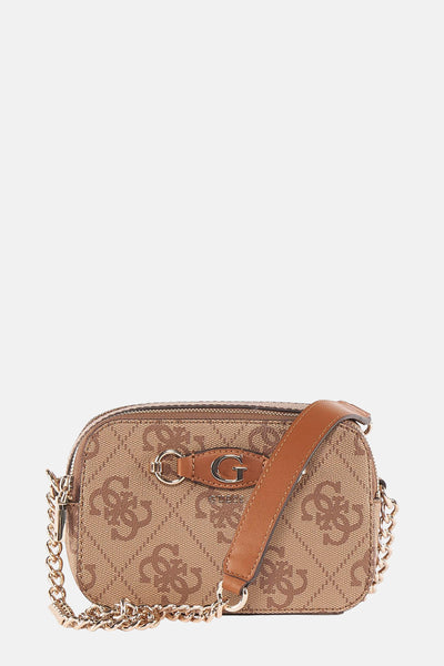 Bruine Guess schoudertas met herhaald logo patroon en extra goudkleurige ketting schouderriem.