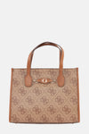 Bruine Guess® canvas handtas met ruitvormig logopatroon en bruine leren afwerkingen.
