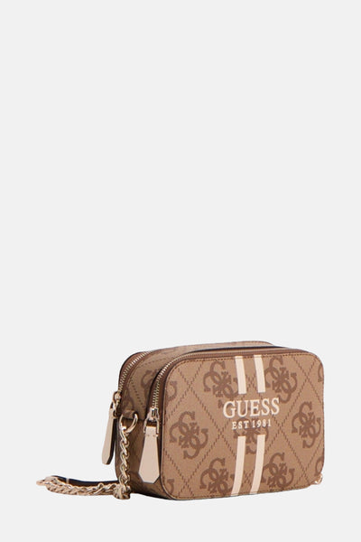 Sac à bandoulière marron de Guess, avec motif monogramme, fermeture zippée et bandoulière chaîne dorée.
