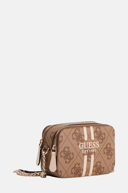 Bruine Guess schoudertas met monogrampatroon, ritssluiting en gouden ketting schouderriem.