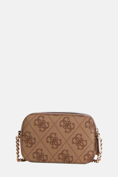 Sac à bandoulière brun de Guess avec motif losange et bandoulière chaîne dorée.
