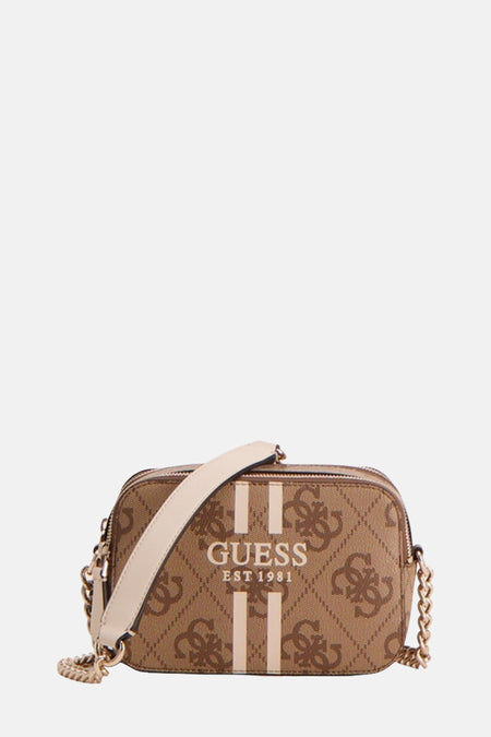 Bruine Guess schoudertas, versierd met een ruitpatroon en een beige schouderriem, met een decoratieve gouden ketting.