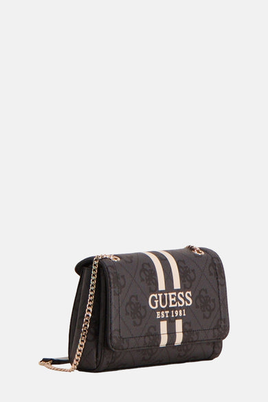 Sac à bandoulière noir de Guess, avec motif imprimé logo et rayures contrastantes, chaîne bandoulière dorée.

