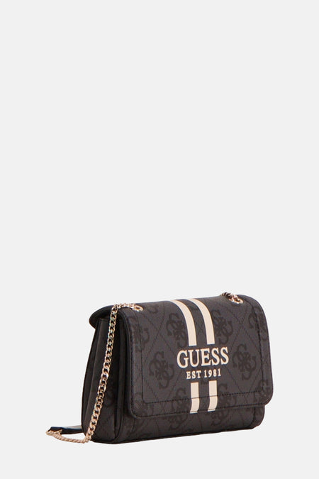 Zwarte Guess schoudertas met logoprint en contrasterende strepen, gouden schouderketting.