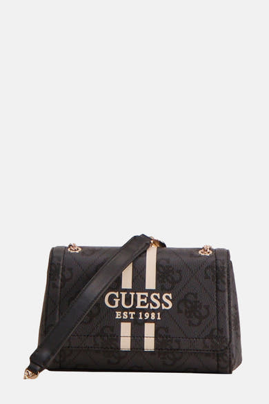 Zwarte Guess schoudertas met ivoorkleurige strepen en logoprint, gedragen aan een schouderriem.