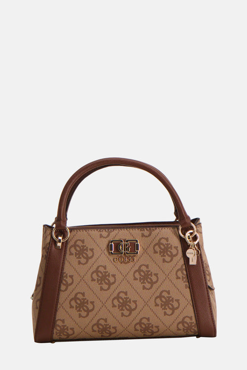 Bruine Guess handtas met herhaald logo patroon en gouden details.