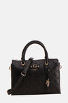 Zwarte Guess handtas, met reliëf bloemenpatroon en gouden metalen details.