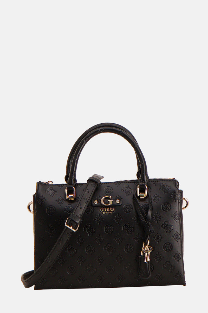 Sac à main noir Guess avec motif logo en relief, bandoulière ajustable et breloque décorative.