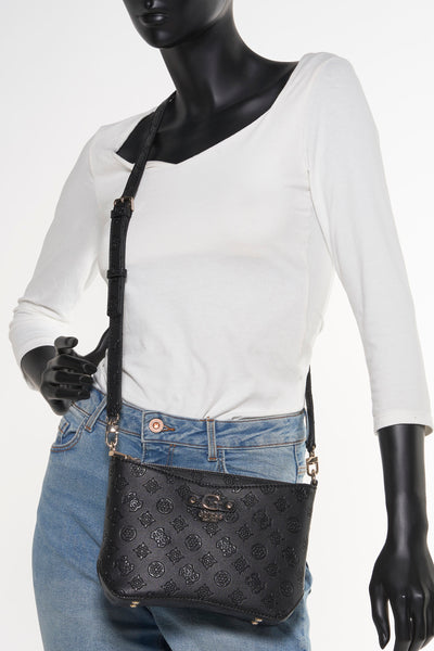 Sac à bandoulière noir Guess avec motif en relief, porté sur un mannequin en t-shirt blanc et jeans.
