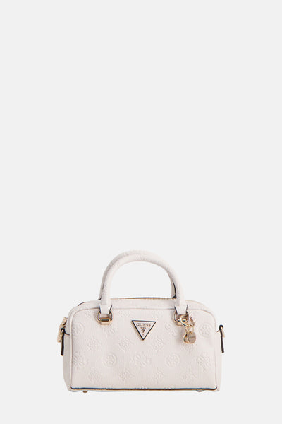 Sac à main blanc en similicuir de Guess, orné de motifs en relief et d'un porte-clés décoratif.
