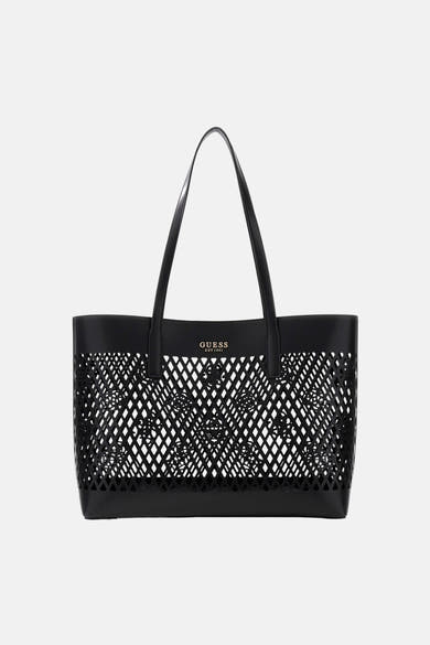 Zwarte Guess schoudertas met ruitvormig opengewerkt patroon en gouden logo.