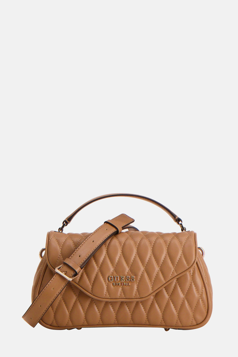 Sac à main beige de Guess, à motif losanges matelassé avec bandoulière réglable et poignée arrondie.
