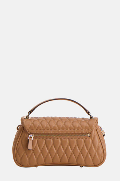 Sac à main beige de Guess, avec motif matelassé en losanges, fermeture éclair et anse arrondie.