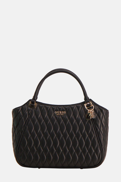 Sac à main noir matelassé de Guess avec bretelles, orné d'un porte-clés décoratif.
