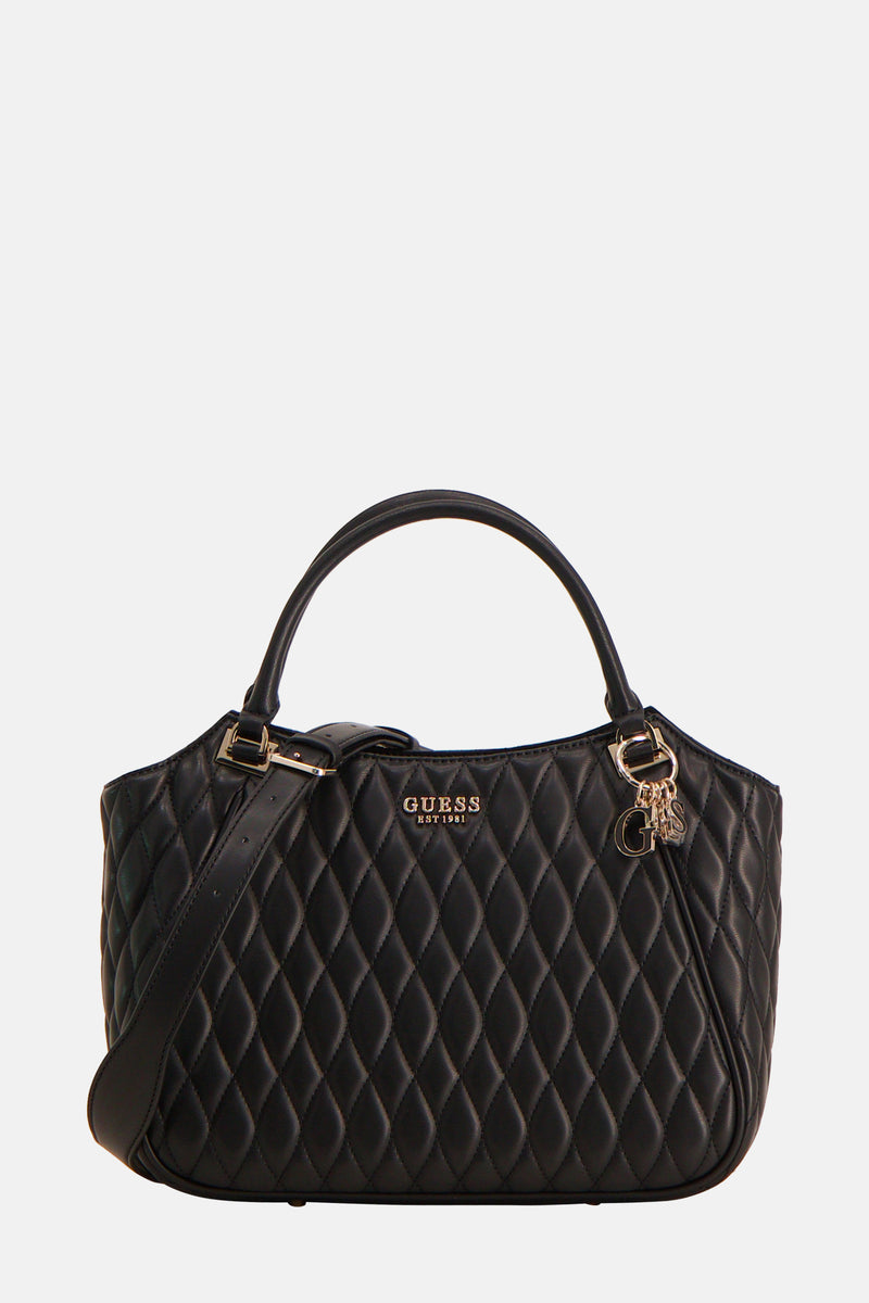 Zwarte Guess handtas, met ruitvormig gewatteerd patroon en decoratieve bedel.