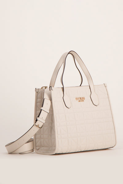 Sac à main écru de Guess, avec motif géométrique matelassé et bandoulière réglable.

