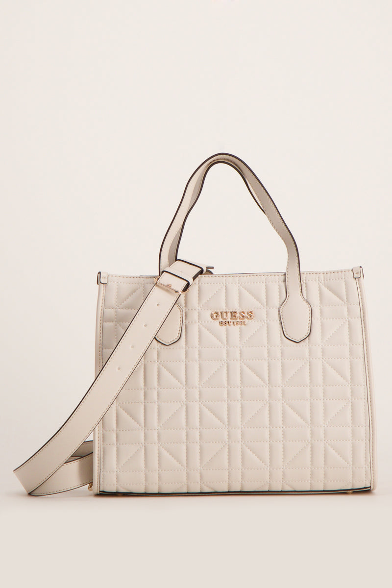 Sac à main écru de Guess, avec motif géométrique matelassé et bandoulière réglable.