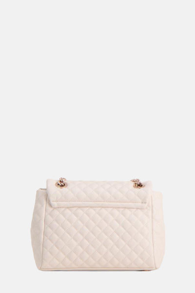Witte Guess schoudertas met gewatteerd patroon en kettingriem.
