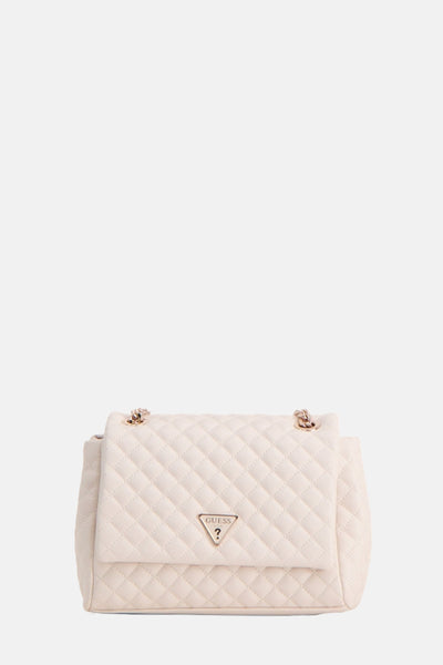 Sac à bandoulière blanc de Guess, matelassé avec chaîne décorative.
