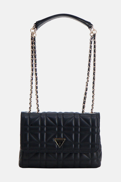 Sac à bandoulière noir de Guess, avec motif matelassé et bandoulière en chaîne argentée et noire.
