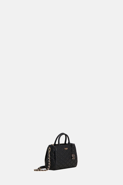 Zwarte Guess handtas met gewatteerd patroon, decoratieve ketting en gouden hangslot.