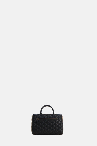 Zwarte Guess handtas, met ruitvormig gewatteerd patroon en gouden details.