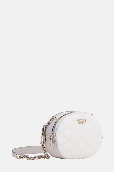 Witte Guess schoudertas met een gouden kettingriem en gewatteerd patroon.