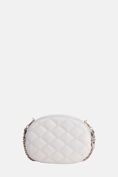 Witte Guess® gewatteerde schoudertas met een gouden kettingriem.