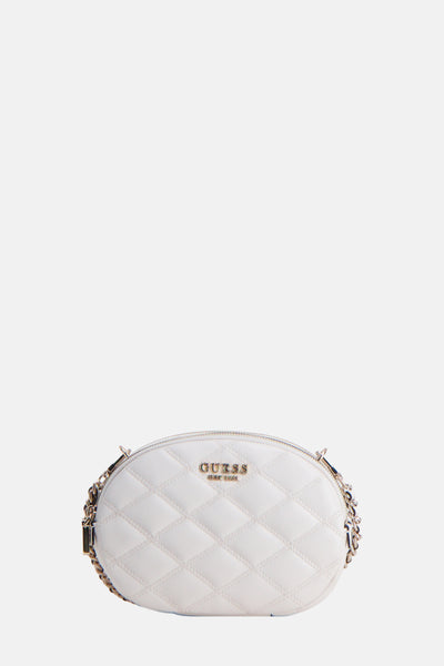 Witte Guess schoudertas met ruitvormig gewatteerd patroon en gouden kettingriem.