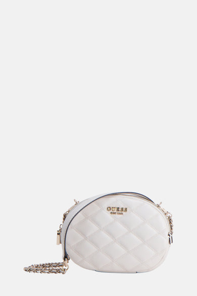 Witte gewatteerde schoudertas van Guess met gouden kettingriem en gouden logo.