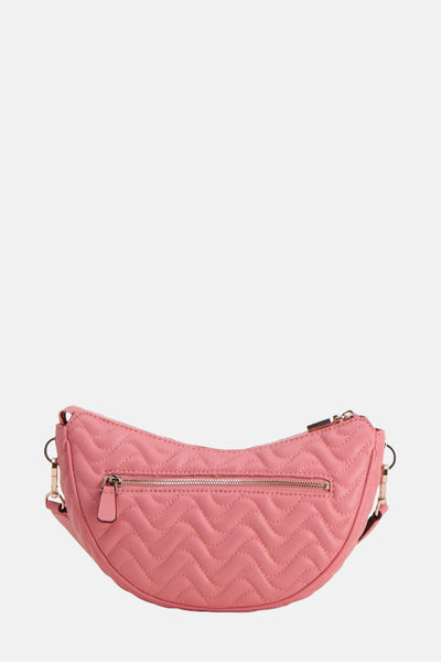 Roze Guess schoudertas met chevron-quiltpatroon en gouden ritssluiting.