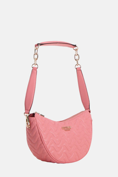 Sac à bandoulière rose Guess, motif à chevrons et chaîne décorative dorée.