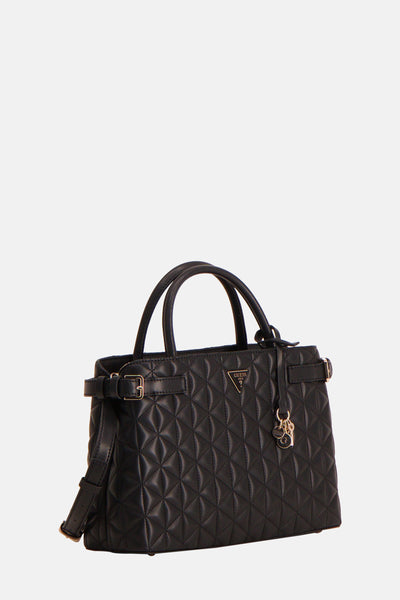 Sac à main noir en similicuir matelassé de Guess avec bandoulière réglable et charms décoratifs.