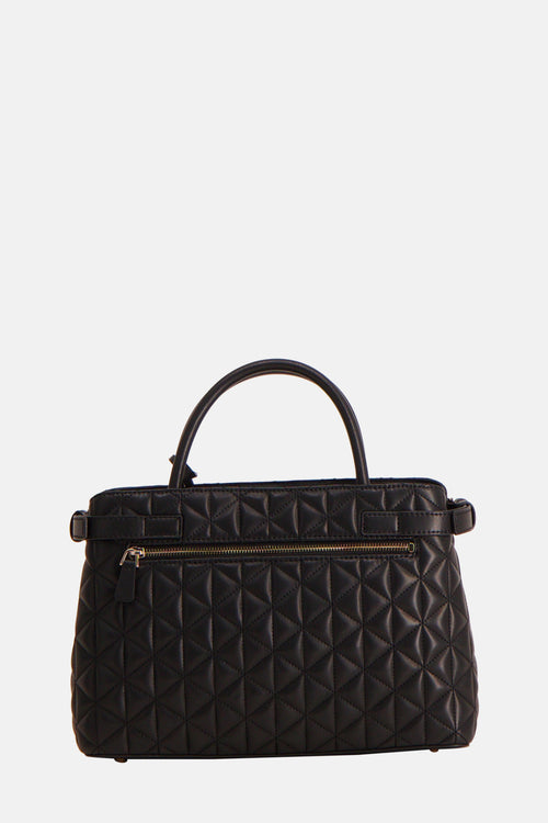 Zwarte Guess handtas, met gewatteerd geometrisch patroon en zichtbare ritssluiting.